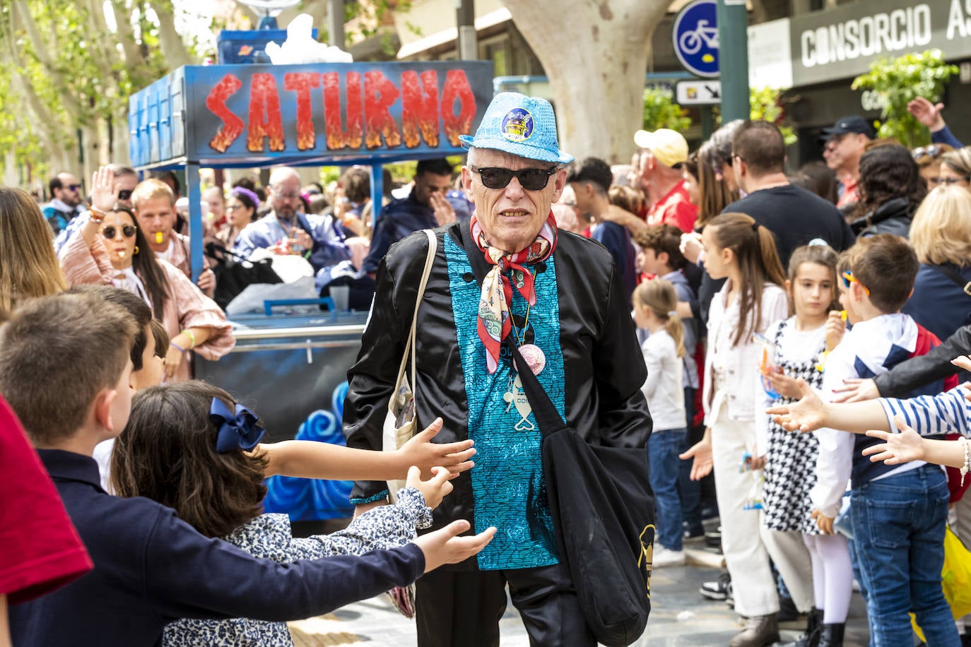 El pasacalles y desfile de Doña Sardina, en imágenes