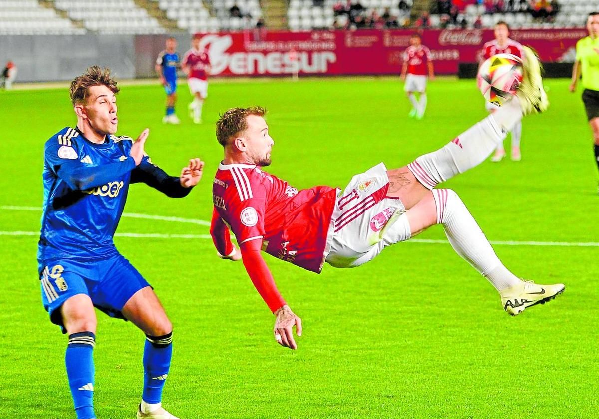 José Ángel Carrillo, delantero del Real Murcia, intenta una chilena en el partido contra el Recreativo Granada.