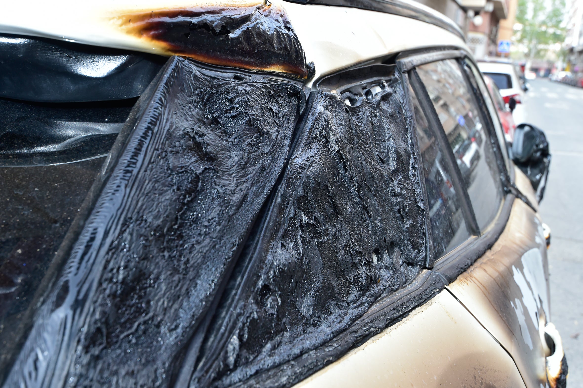 El incendio de unos contenedores en Murcia daña un edificio y varios coches