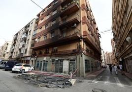 El incendio de unos contenedores en Murcia daña un edificio y varios coches