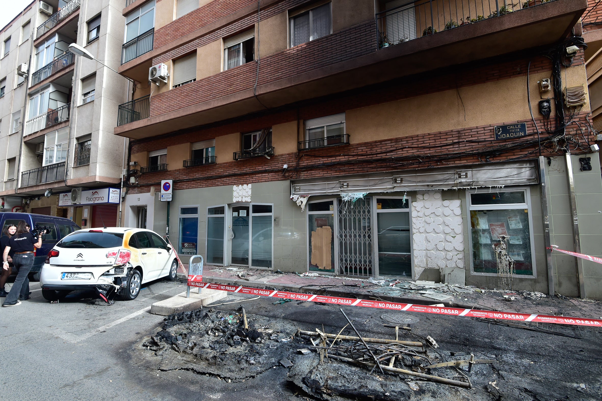 El incendio de unos contenedores en Murcia daña un edificio y varios coches