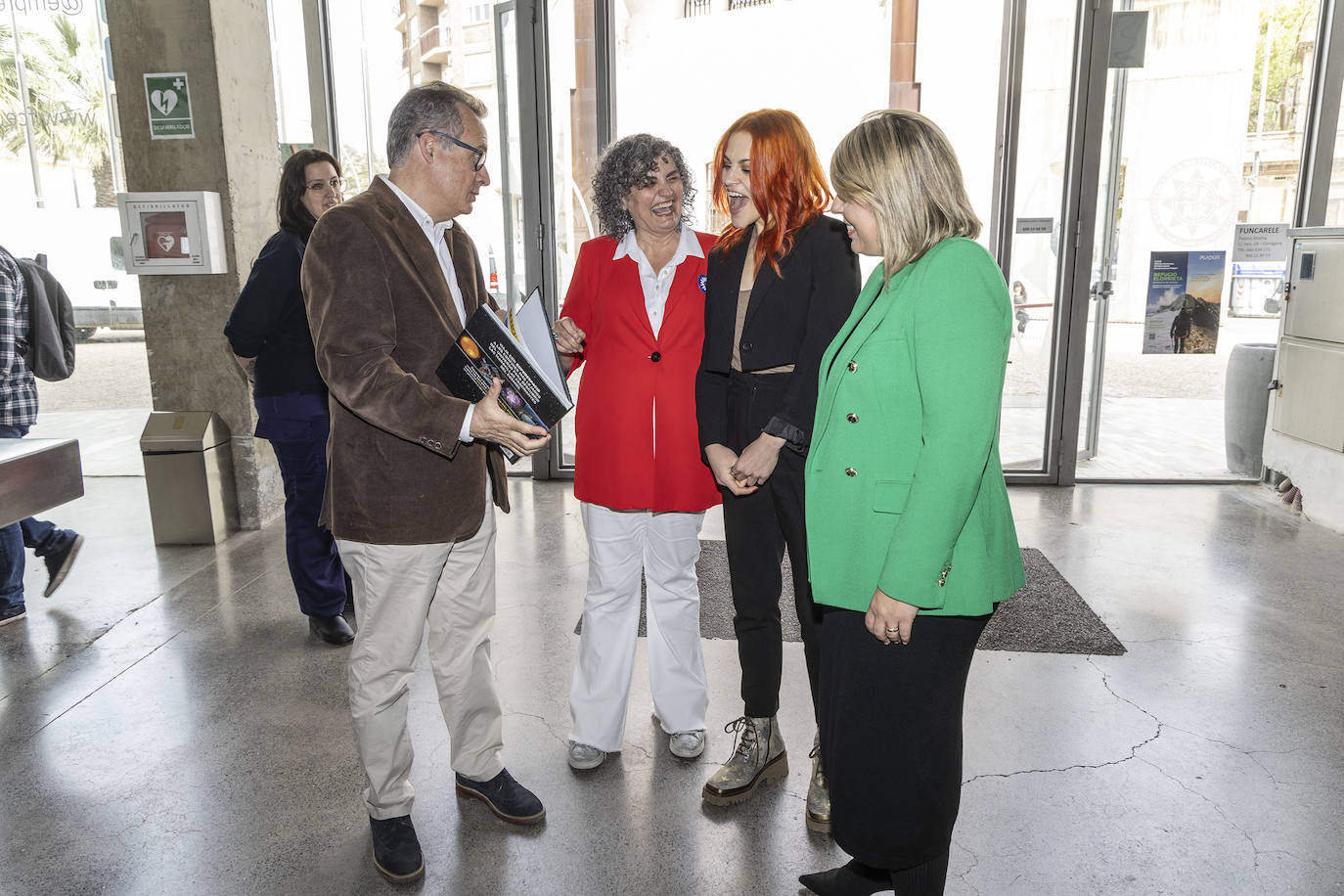 La primera astronautra española, Sara García, visita la UPCT