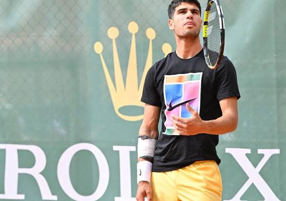 Carlos Alcaraz, luciendo un aparatoso vendaje en el entrenamiento de ayer en el Montecarlo Country Club.