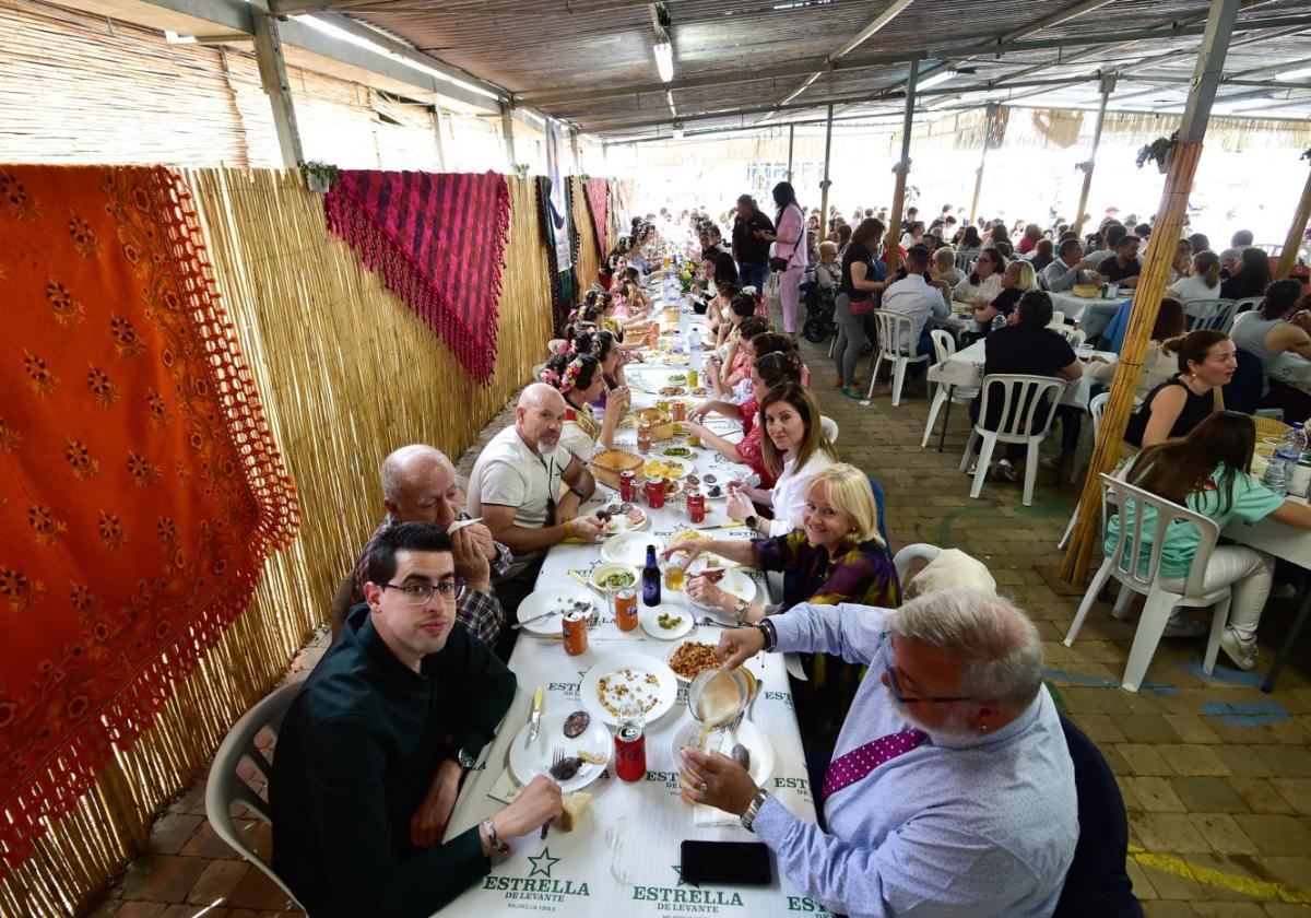 Ambiente que presentaba ayer a mediodía la barraca de la peña huertana L'Artesa de Aljucer, ubicada en el Jardín de la Fama.