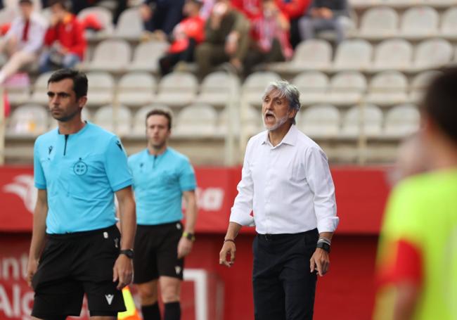 Pablo Alfaro, entrenador del Real Murcia, ayer en Algeciras.