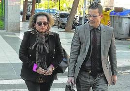 La expresidenta del Puerto, Yolanda Muñoz, Muñoz llegando al juzgado junto a su abogado, Raúl Pardo-Geijo