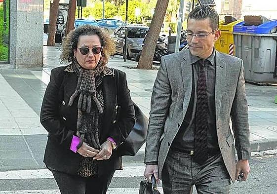 La expresidenta del Puerto, Yolanda Muñoz, Muñoz llegando al juzgado junto a su abogado, Raúl Pardo-Geijo