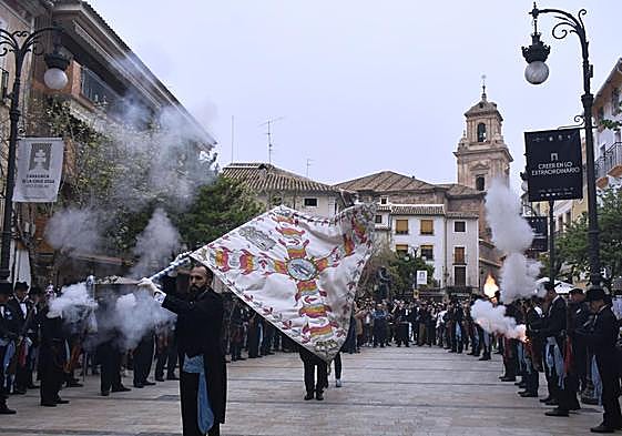Los arcabuces de Yecla llenaron de humo y pólvora la plaza del Arco, ayer.