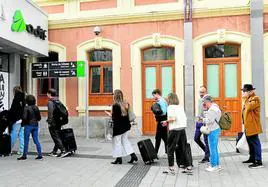 Los viajeros acceden a la estacion provisional de Adif de Murcia para tomar el Avlo que salió a las 10,32 horas hacia Madrid y Valladolid.