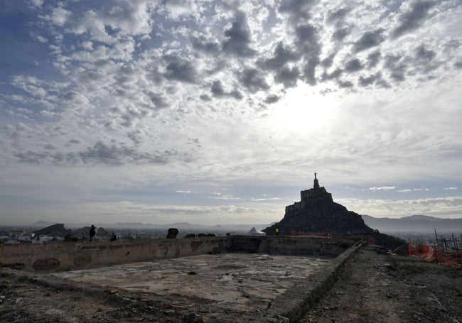 Alberca en el interior del Castillejo; al fondo, el Castillo de Monteagudo.