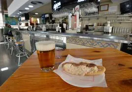 Una marinera y una caña de cerveza, en un bar de Murcia.