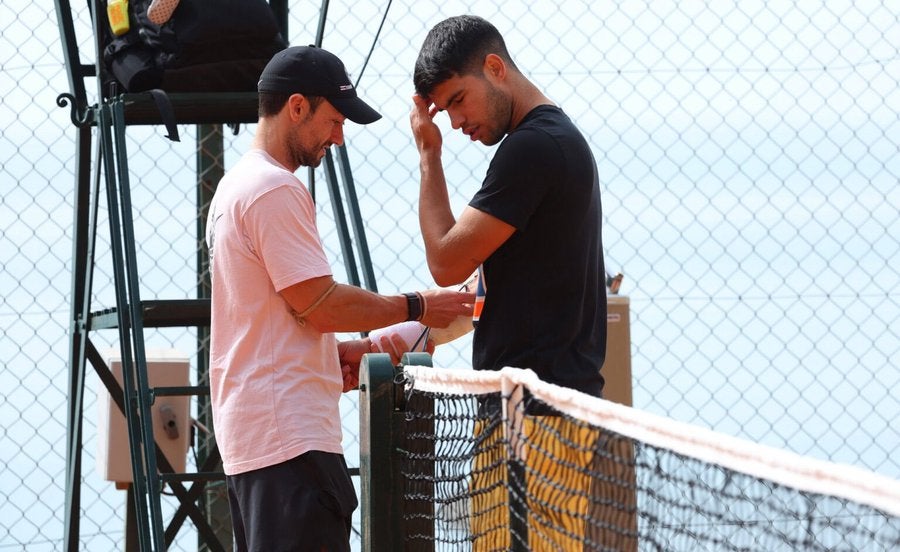 Juanjo Moreno, fisio de Carlos Alcaraz, comprueba el vendaje del jugador, este fin de semana en Montecarlo.