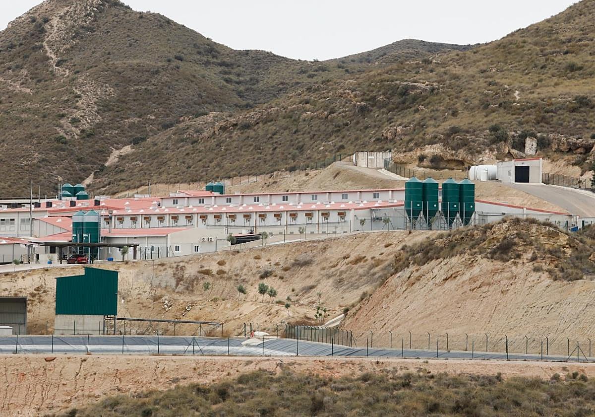 Cebadero de cerdos sobre el que investiga el juzgado, en el paraje de El Campillo, ayer.