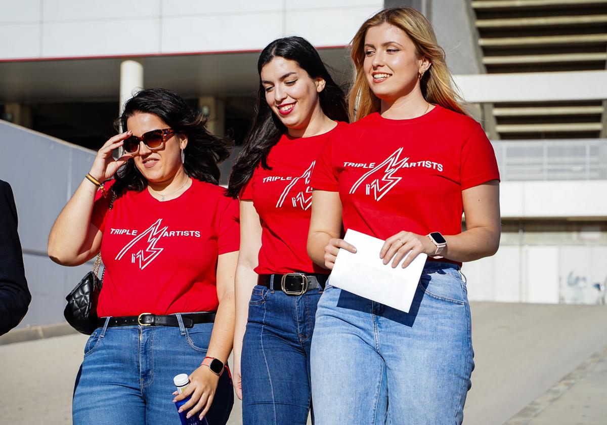 Las tres jóvenes ganadoras, junto al aparcamiento del Enrique Roca.