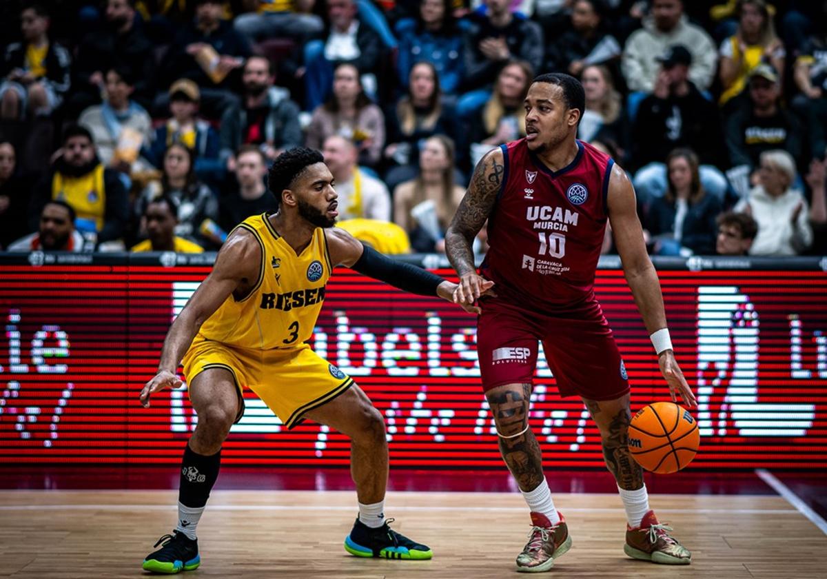 Troy Caupain bota el balón, en el partido de este martes.