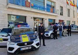 Los nuevos vehículos de la Policía Local estacionados frente al Ayuntamiento de Pilar de la Horadada.