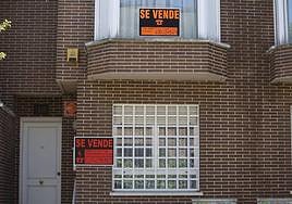 Un cartel de 'Se vende' en una vivienda, en una imagen de archivo.