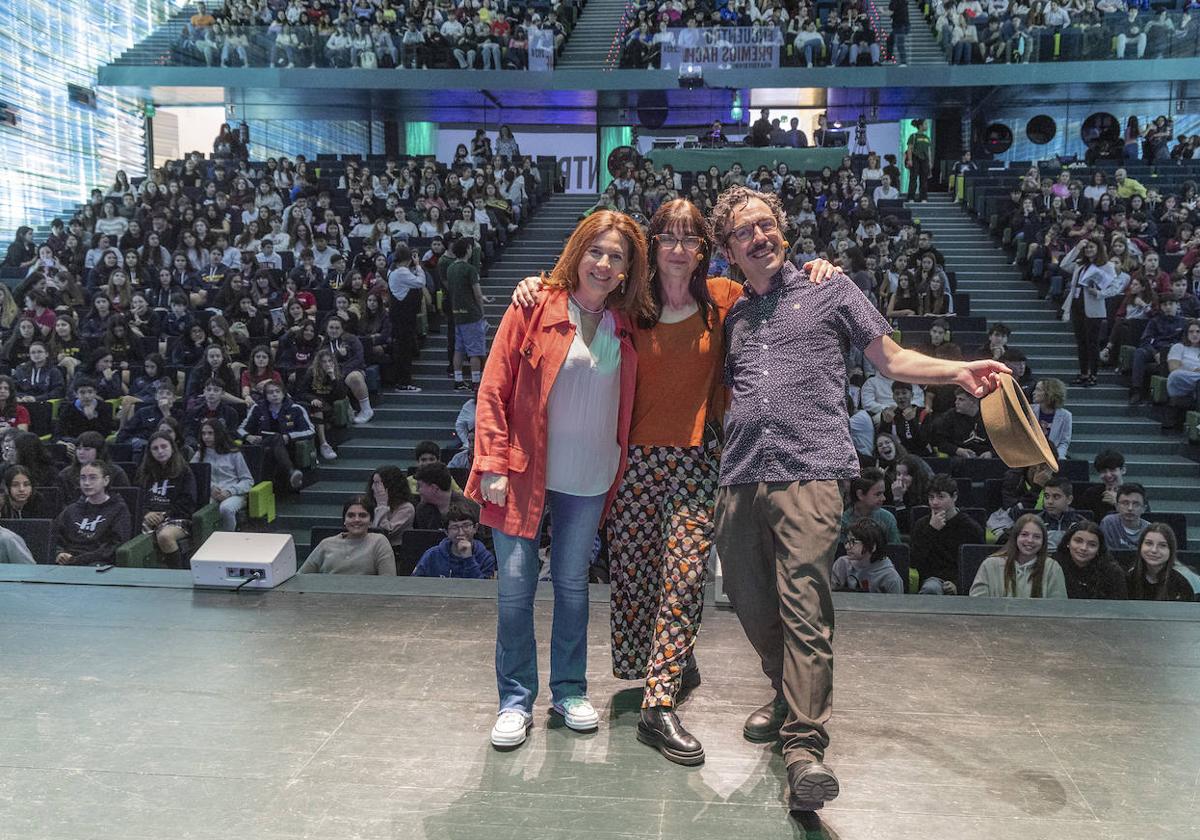 Los finalistas de los Premios Hache (Mónica Rodríguez, Paloma Muiña y Darío Adanti) se reÚnen con jovenes lectores en El Batel este miércoles.