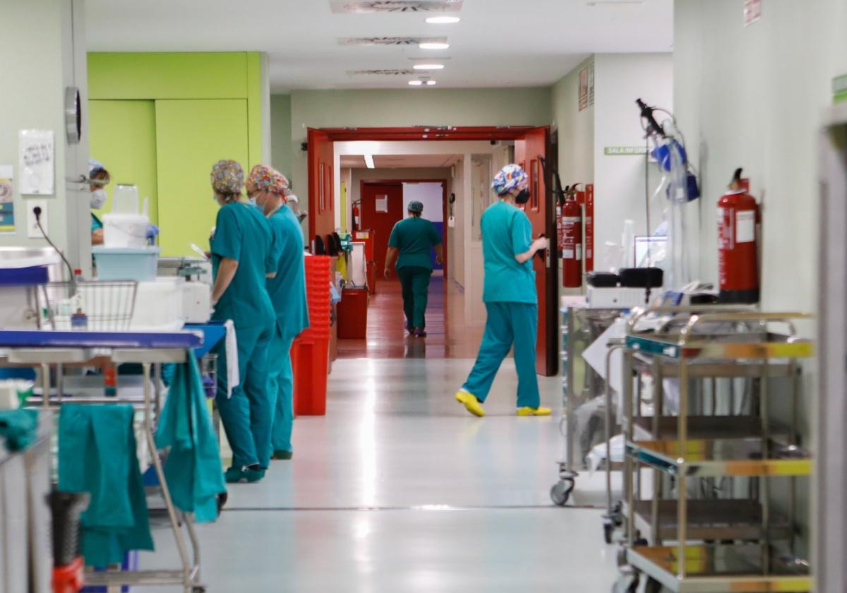 Sanitarios en una de las plantas del hospital Rafael Méndez.