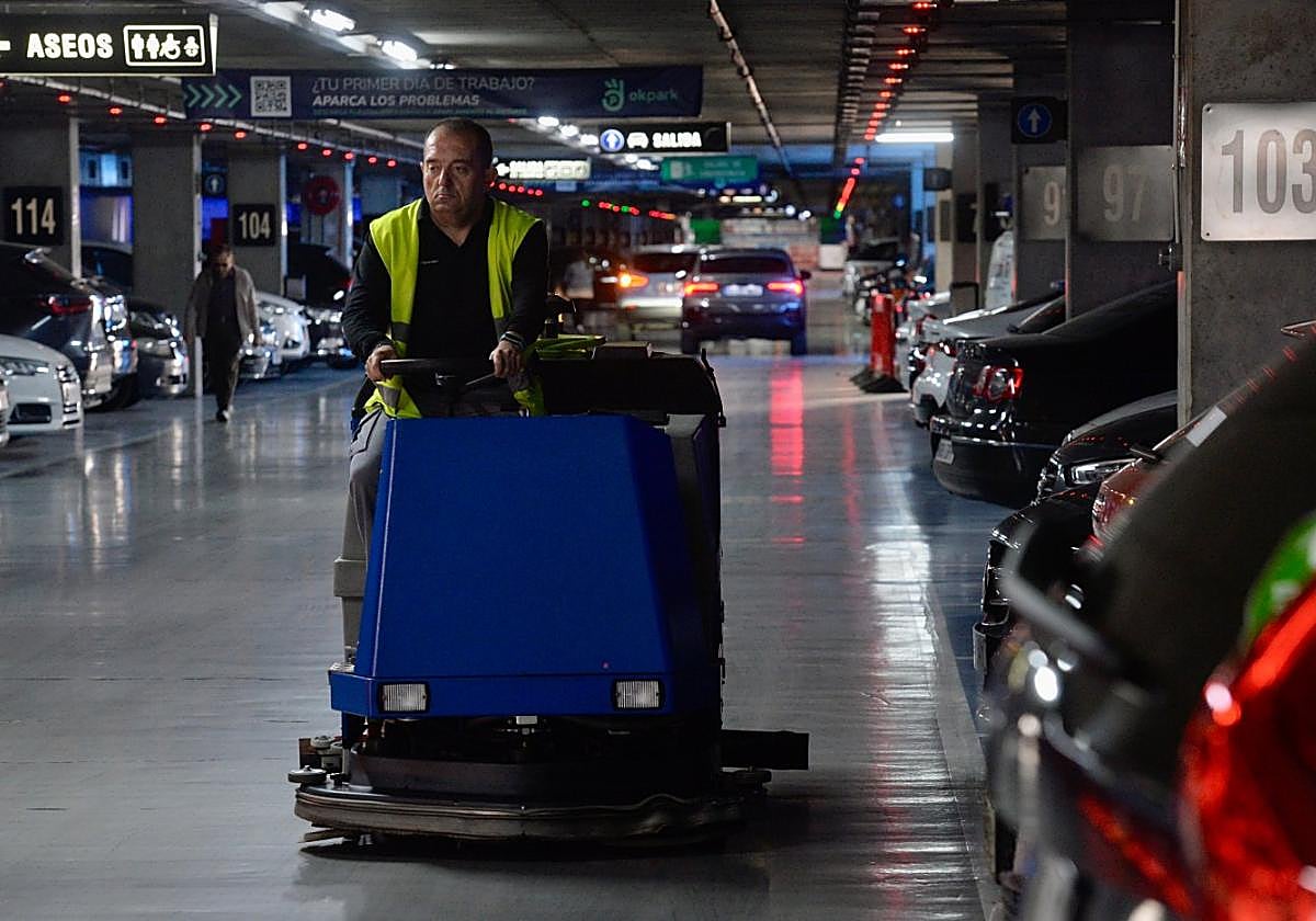 Ramón, trabajador con discapacidad intelectual, ayer, en el parking de La Libertad de Murcia.