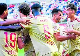 Los jugadores del Real Murcia celebran el gol obtenido por Juanmi Carrión el pasado domingo en el Nuevo Mirador de Algeciras.