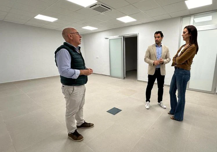 The mayor, Eduardo Dolón, and the Councilor for Health, Rosa Cañón, visit the ground floor of the building.