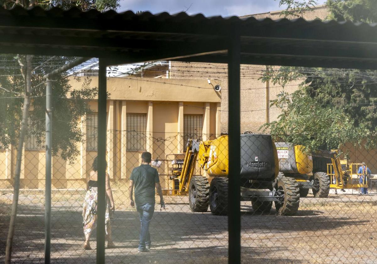 Obras para la retirada de amianto de un colegio de Cartagena en una imagen de archivo.