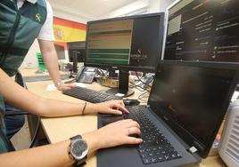 La Guardia Civil investiga un delito informático en una imagen de archivo.