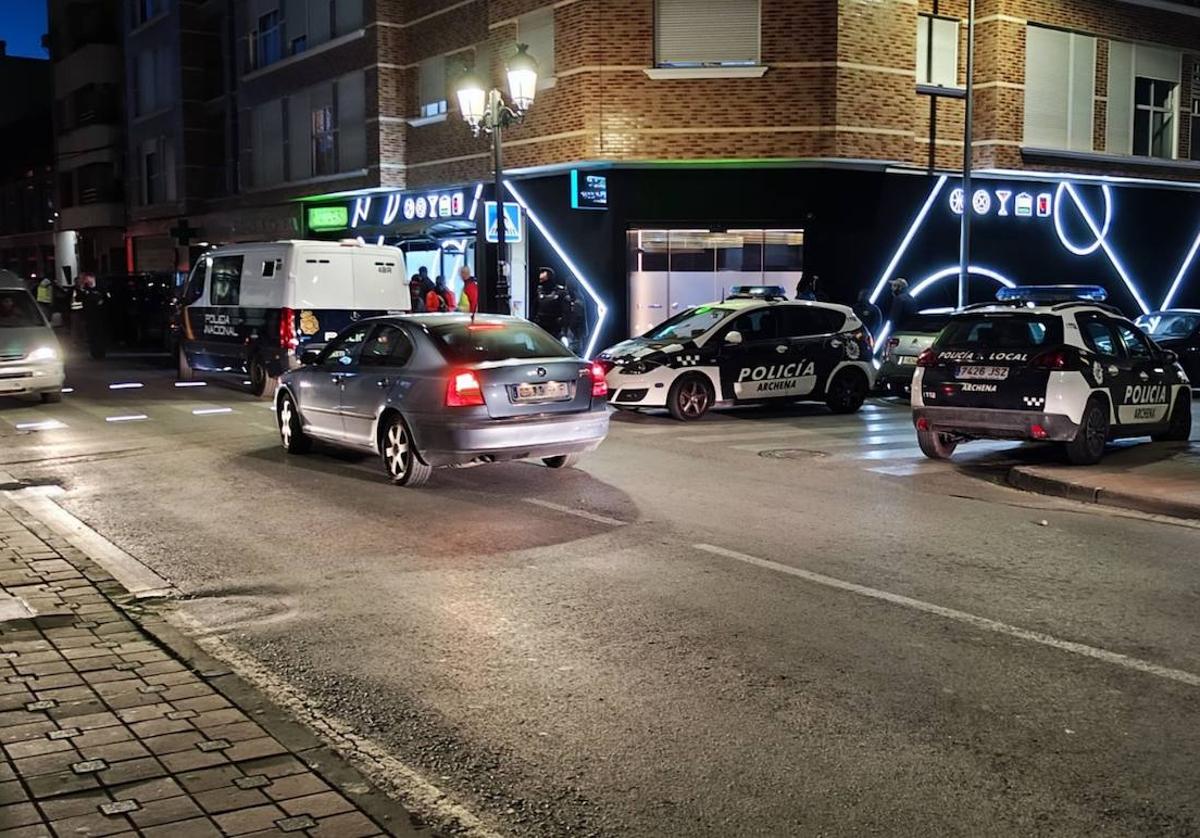 Dispositivo policial en Archena durante la operación.