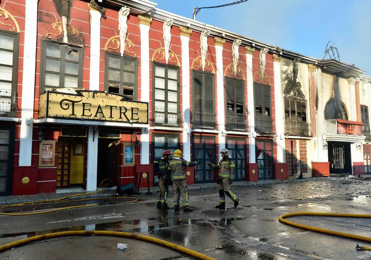 Bomberos junto a la fachada de Teatre, en Murcia.