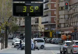 Un termómetro de Murcia marca 35 grados, en una foto de archivo.
