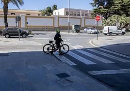 Un ciclista cruza a pie el paso peatonal en la calle Real, donde existe un tramo sin conectar.