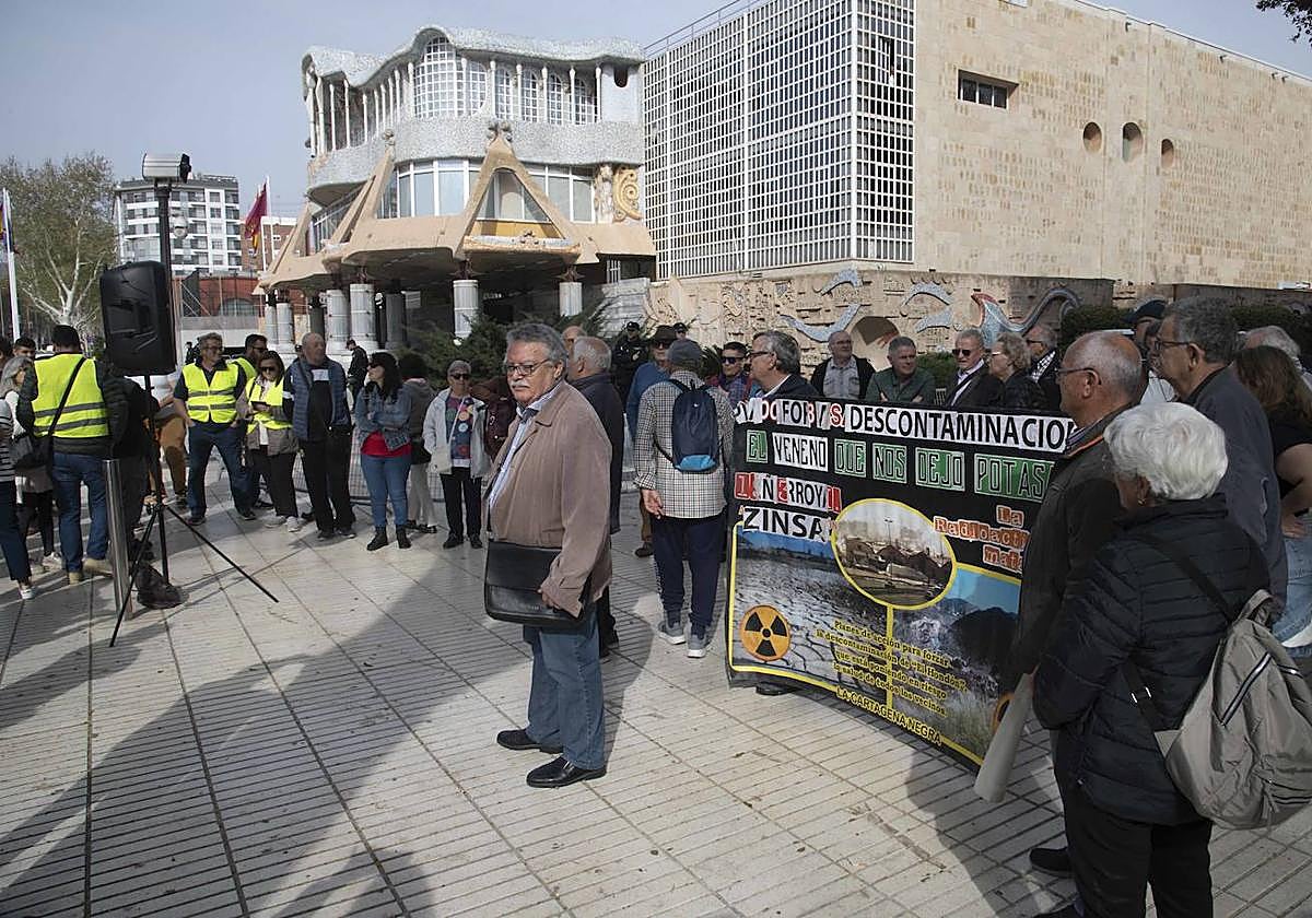 Protesta de los vecinos ante la Asamblea el mes pasado.