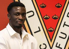 Sabit Abdulai, ayer, junto al escudo del Real Murcia de la sala de prensa del Enrique Roca.