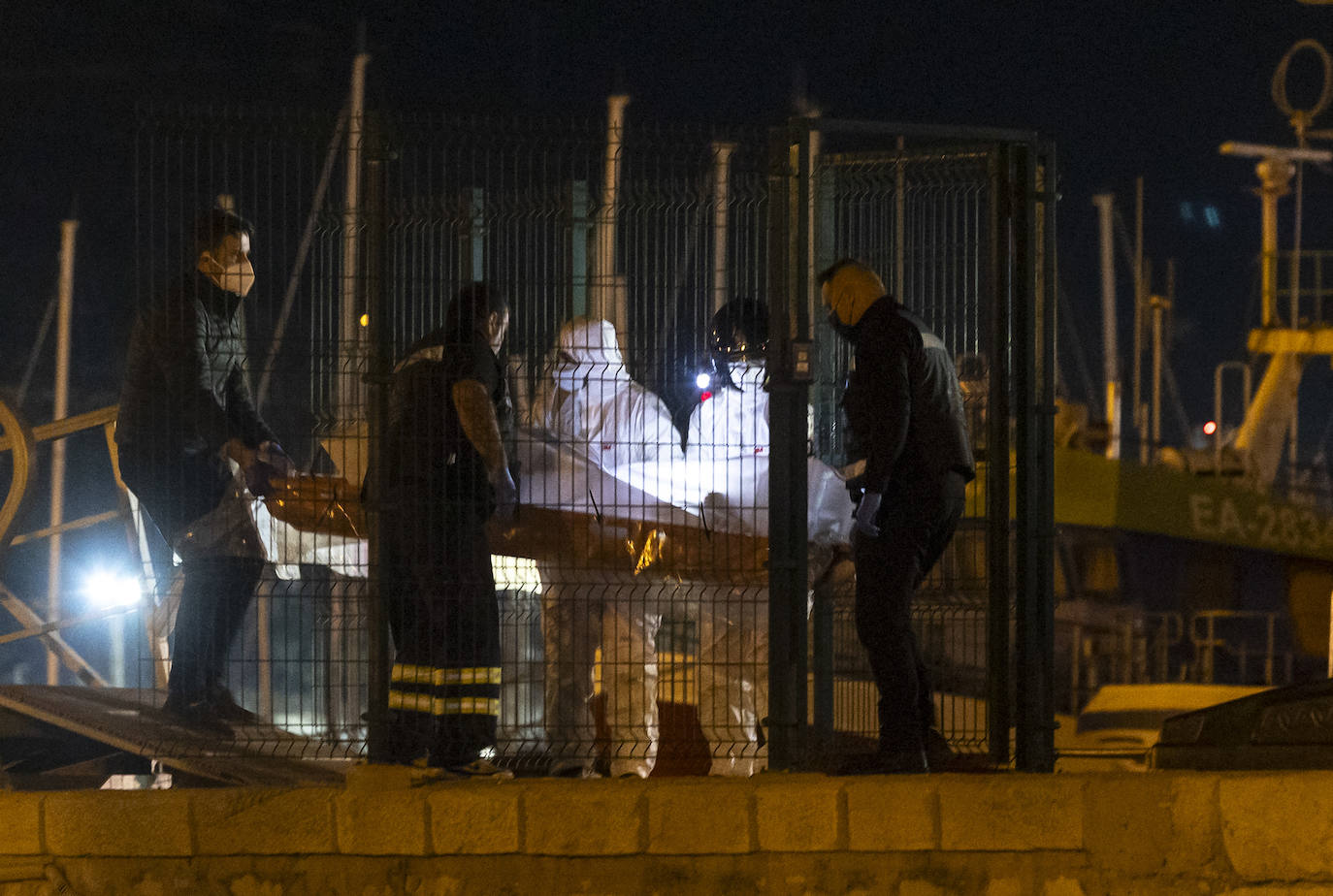 Cuatro cadáveres en una embarcación a 11 millas de Cartagena