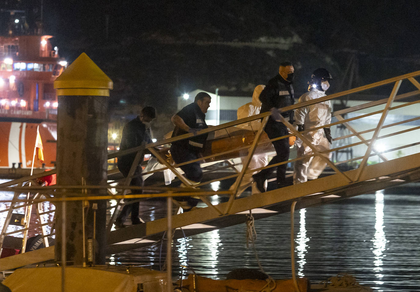 Cuatro cadáveres en una embarcación a 11 millas de Cartagena