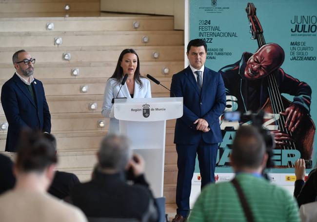 El director del evento, David Martínez; la consejera de Turismo, Cultura, Juventud y Deportes, Carmen Conesa; y el alcalde del municipio, Jose Miguel Luengo.