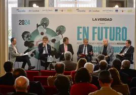 Víctor Rodríguez (moderador), Luis Alberto Marín, Pedro Pablo Hernández, Ramón Madrid, Antonio Jiménez y José María Albarracín, ayer, en la mesa de debate del foro 'En futuro'.