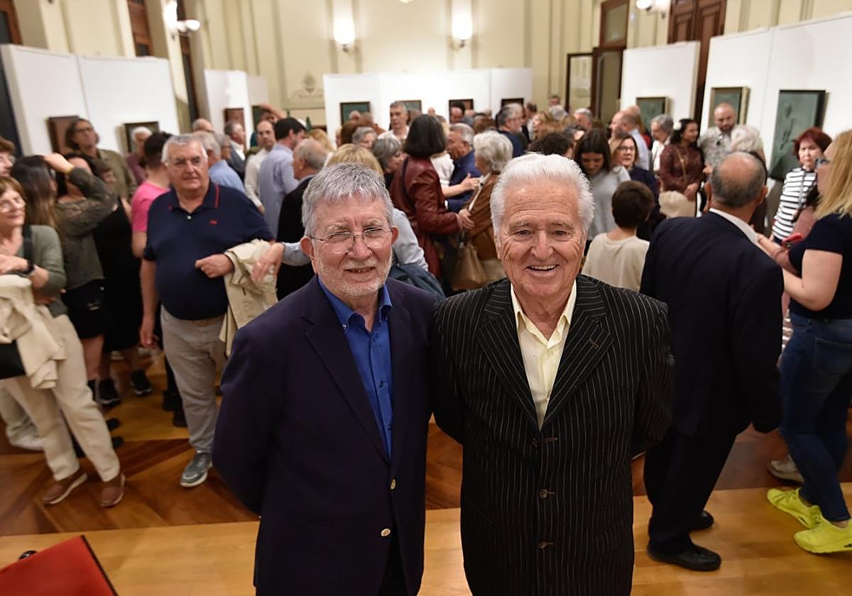 Inauguración de 'Armonía'. A la izquierda, Antonio Rosa, autor de las obras, junto a Miguel Olmos, comisario.