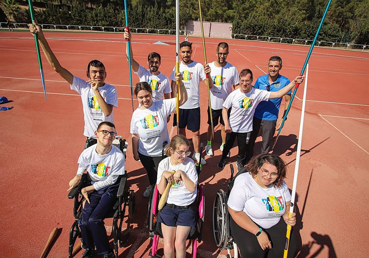 Tecnicos y alumnos de la escuela deportiva 'Corriendo tras un sueño, ayer las pistas de Monte Romero.