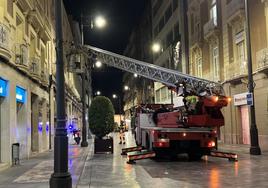 Los bomberos revisan el sábado por la noche el edificio del que cayeron los cascotes en la Plaza Castellini.