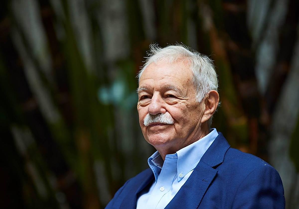 Eduardo Mendoza (Barcelona, 1943).