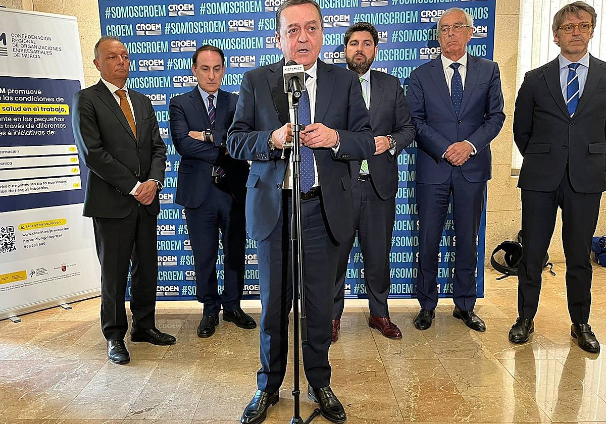 Salvador Navarro, Javier González de Lara, Fernando López Miras, José Cano y Luis Alberto Marín, este viernes, en la Croem.