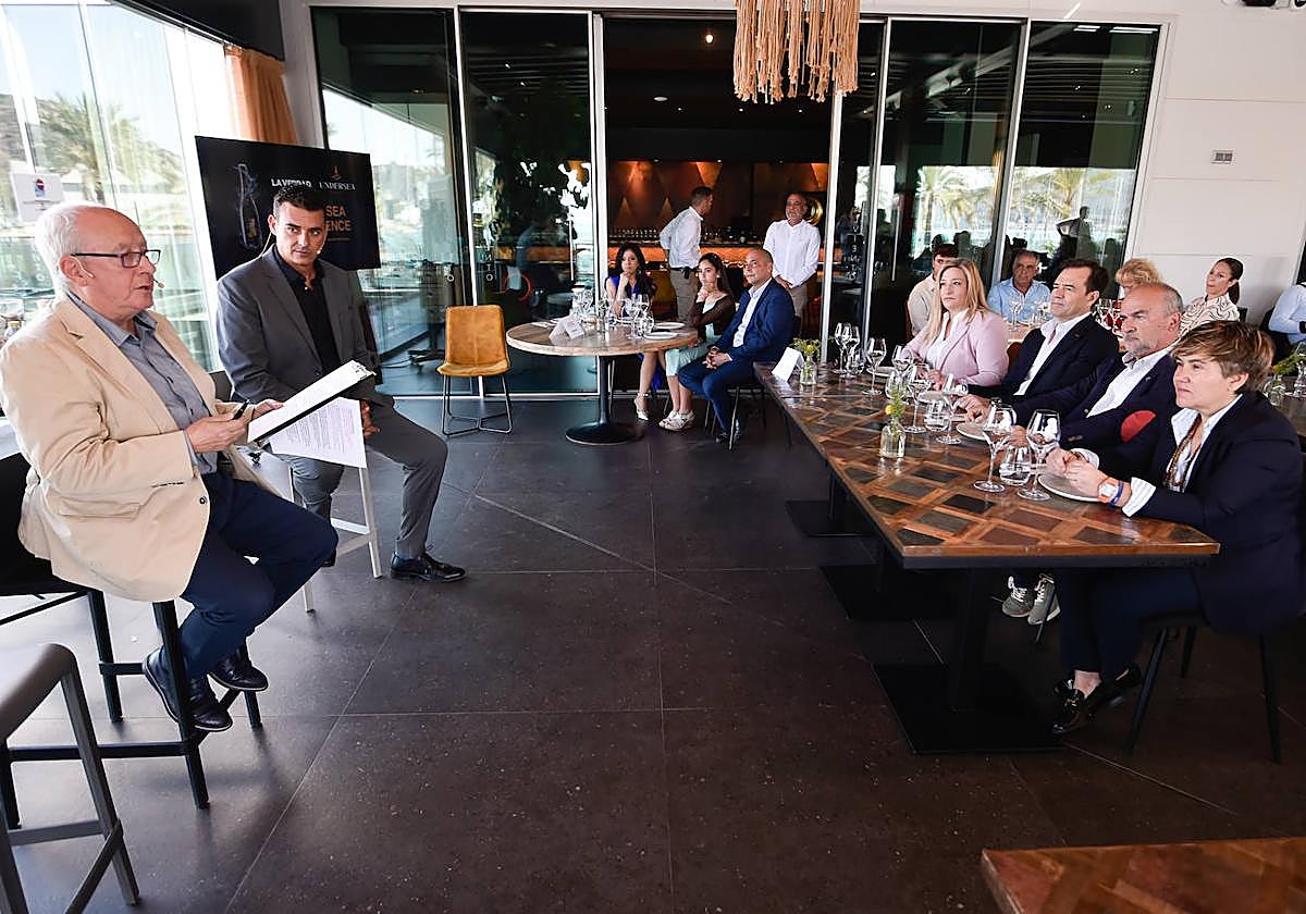 El periodista Pachi Larrosa y Gregorio Ayllón, durante la presentación de la bodega Undersea en Espacio Alviento.