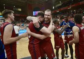 Kurucs y Radovic se abrazan tras el final del partido, este sábado.