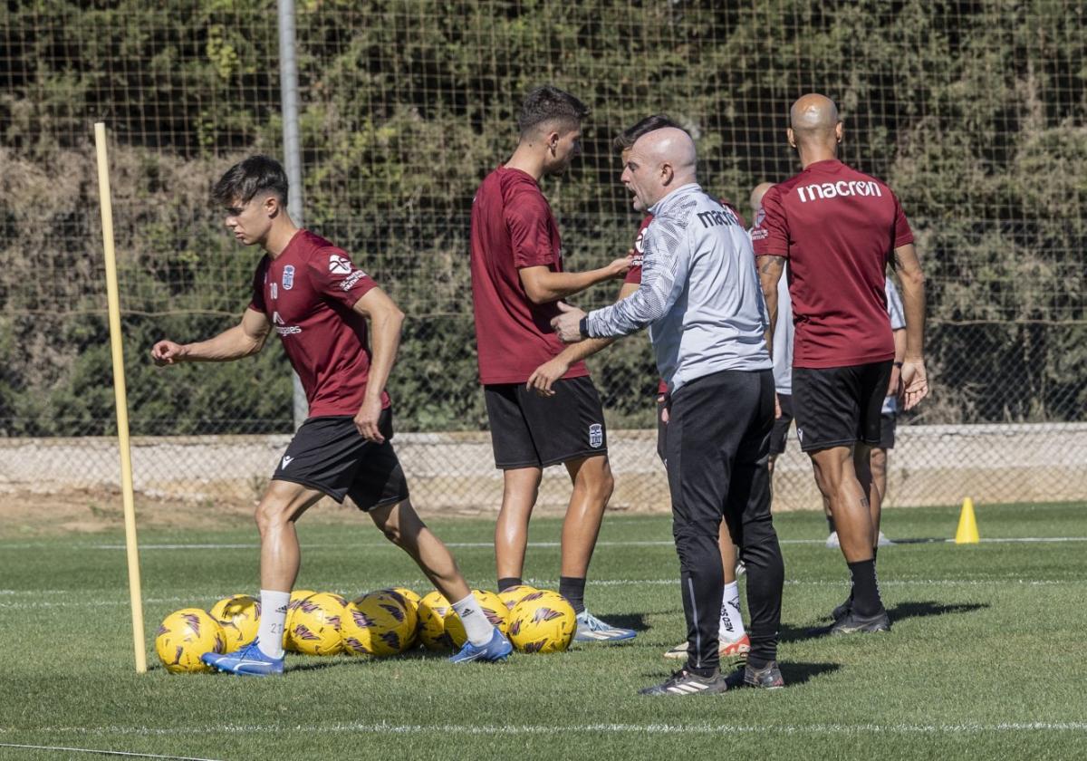 Julián Calero sigue de cerca un ejercicio con balón del extremo Arnau Ortiz, en La Manga Club.