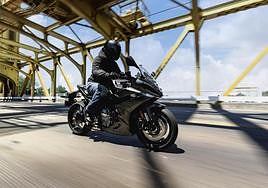 Placer de conducir.La GSX-8R se une a la serie GSX-S, presentando un aspecto de superbike que evoca el placerde conducir combinado con un rendimiento deportivo satisfactorio.