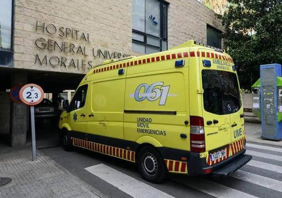 Una ambulancia llega al hospital Morales Meseguer, en una foto de archivo.