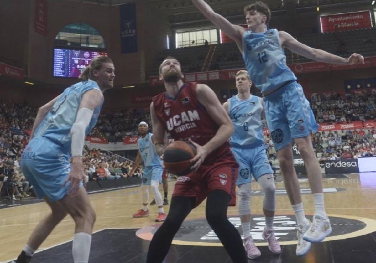 Radovic juega debajo del aro en el partido contra el Zunder Palencia.