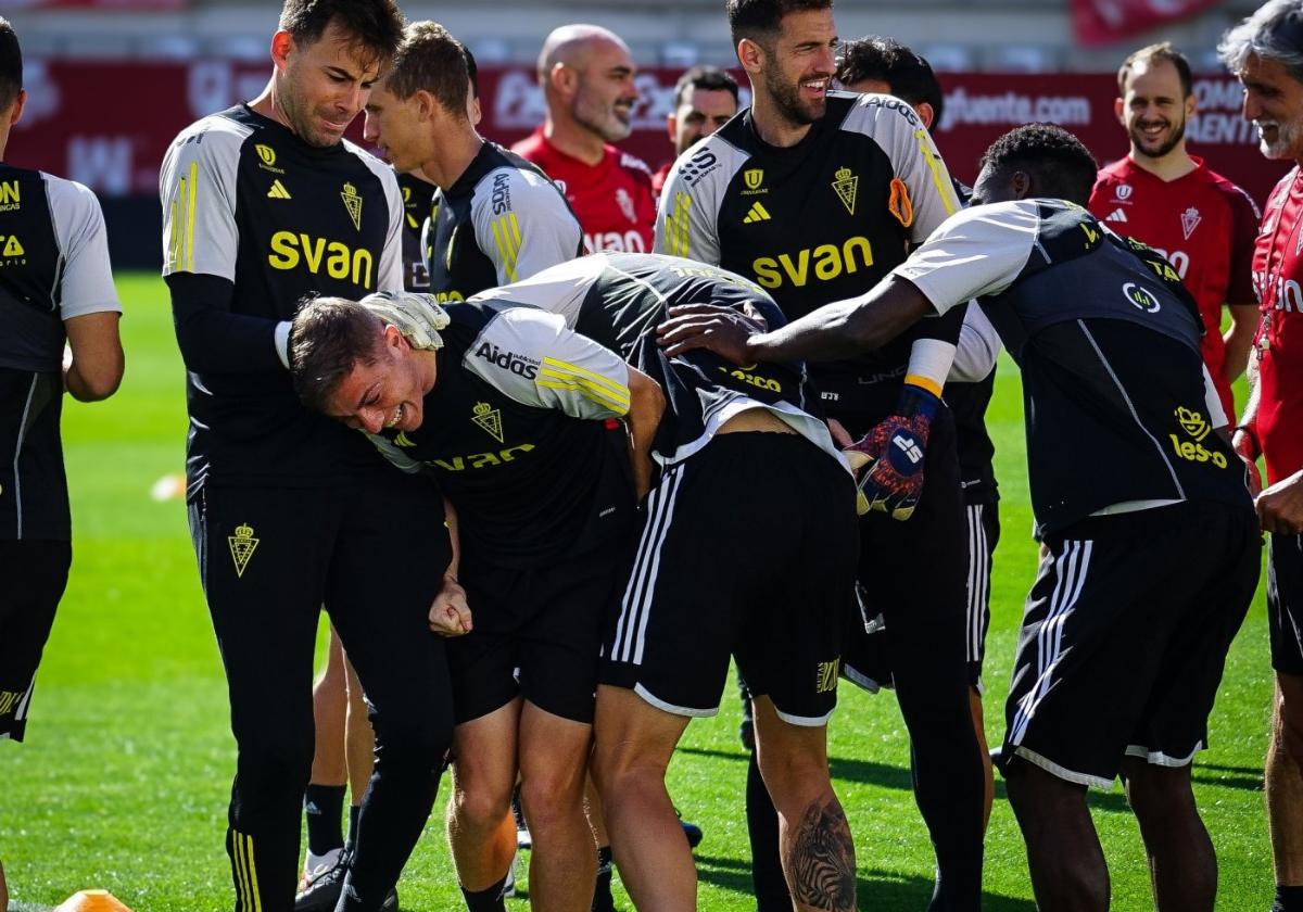 Álex Rubio y varios compañeros bromean durante un entrenamiento del Real Murcia en el estadio Enrique Roca.